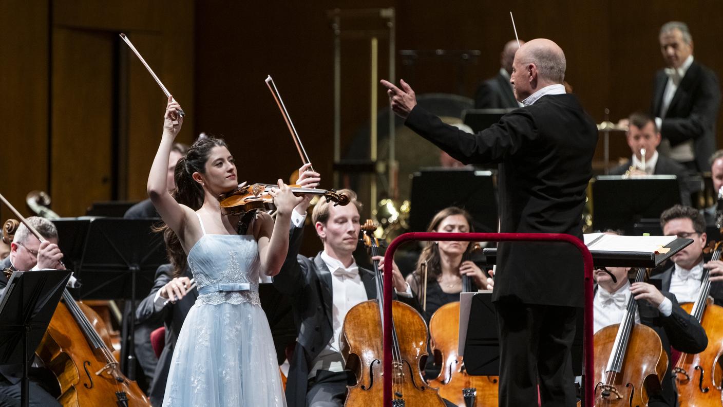La violinista María Dueñas e il direttore d'orchestra Paavo Järvi