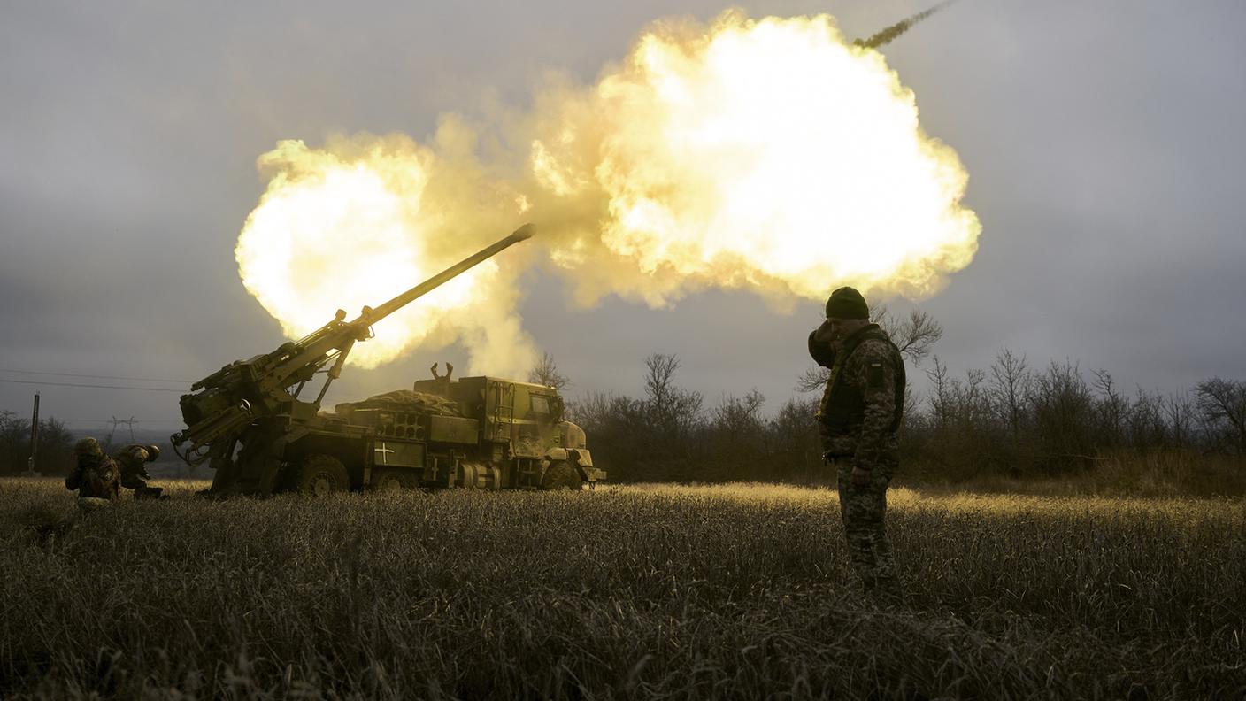 Soldati ucraini sparano con un obice semovente Caesar di fabbricazione francese verso le postazioni russe nei pressi di Avdiivka