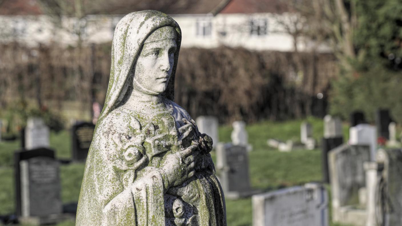 Santa Teresa di Lisieux e Gesù sulla statua della croce