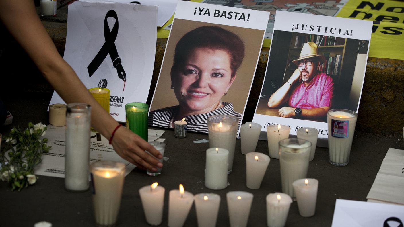 Città del Messico: protesta contro l'uccisione dei giornalisti. Nell'immagine, le foto di Miroslava Breach e Javier Valdez
