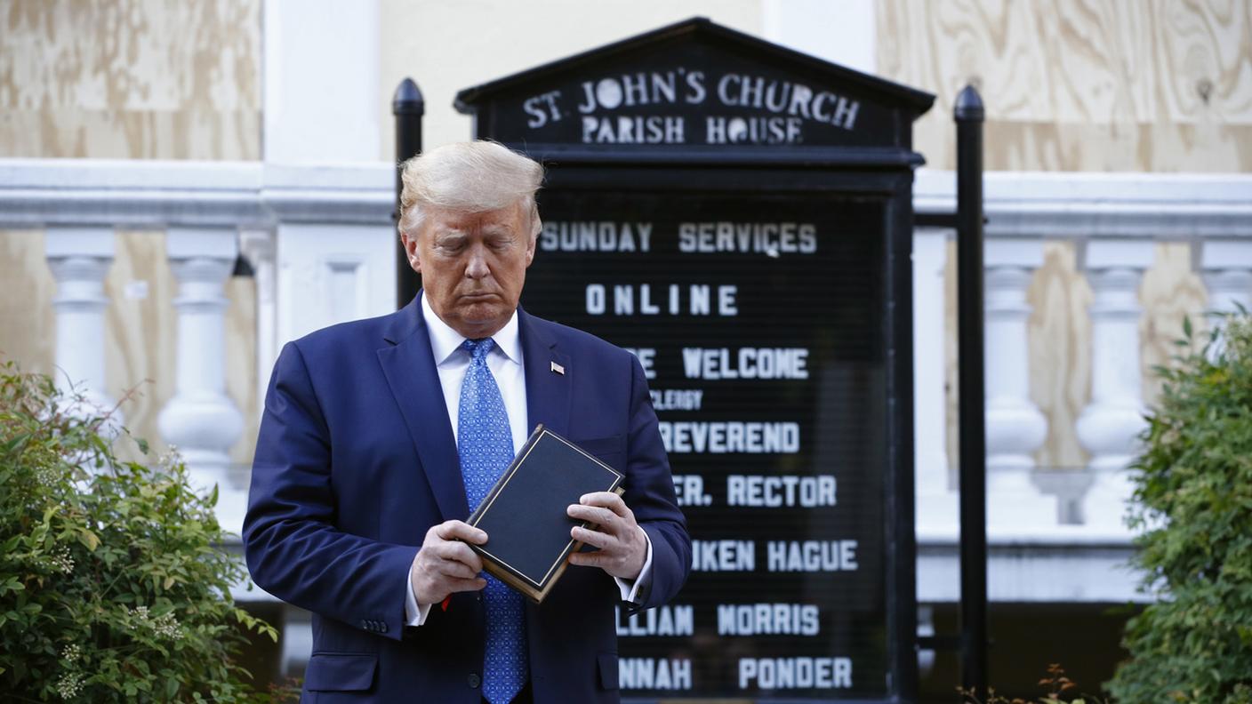 Il Presidente americano Donald Trump in visita alla chiesa episcopale di San Giovanni a Lafayette Square, a un isolato dalla Casa Bianca, 1° giugno 2020