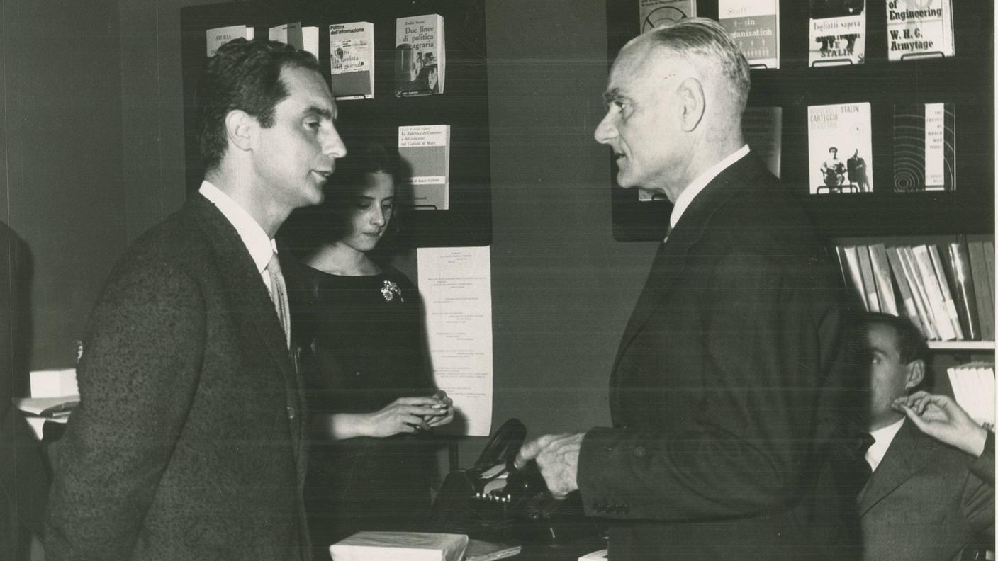 Lo scrittore italiano Italo Calvino (1923-1985) con Alberto Moravia 81907-1990)