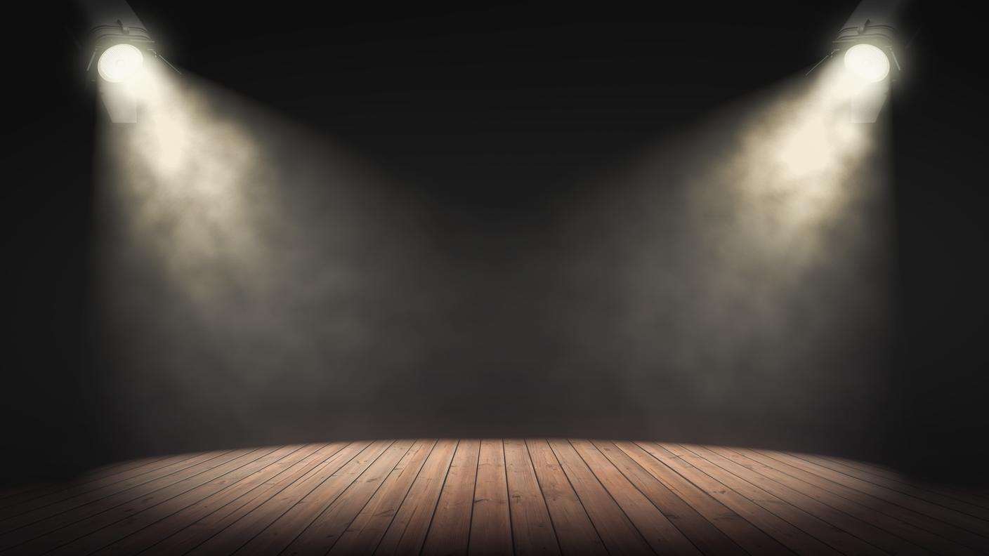 Palcoscenico di un teatro vuoto e illuminato 