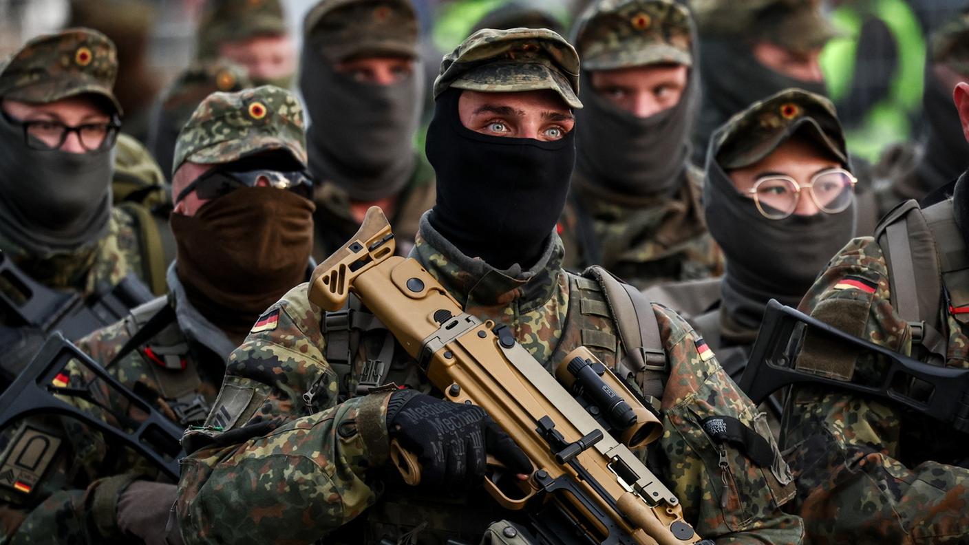 Soldati dell'esercito tedesco marciano al terminal portuale di Amburgo durante l'esercitazione militare “Red Storm Bravo” delle forze armate tedesche e delle autorità civili