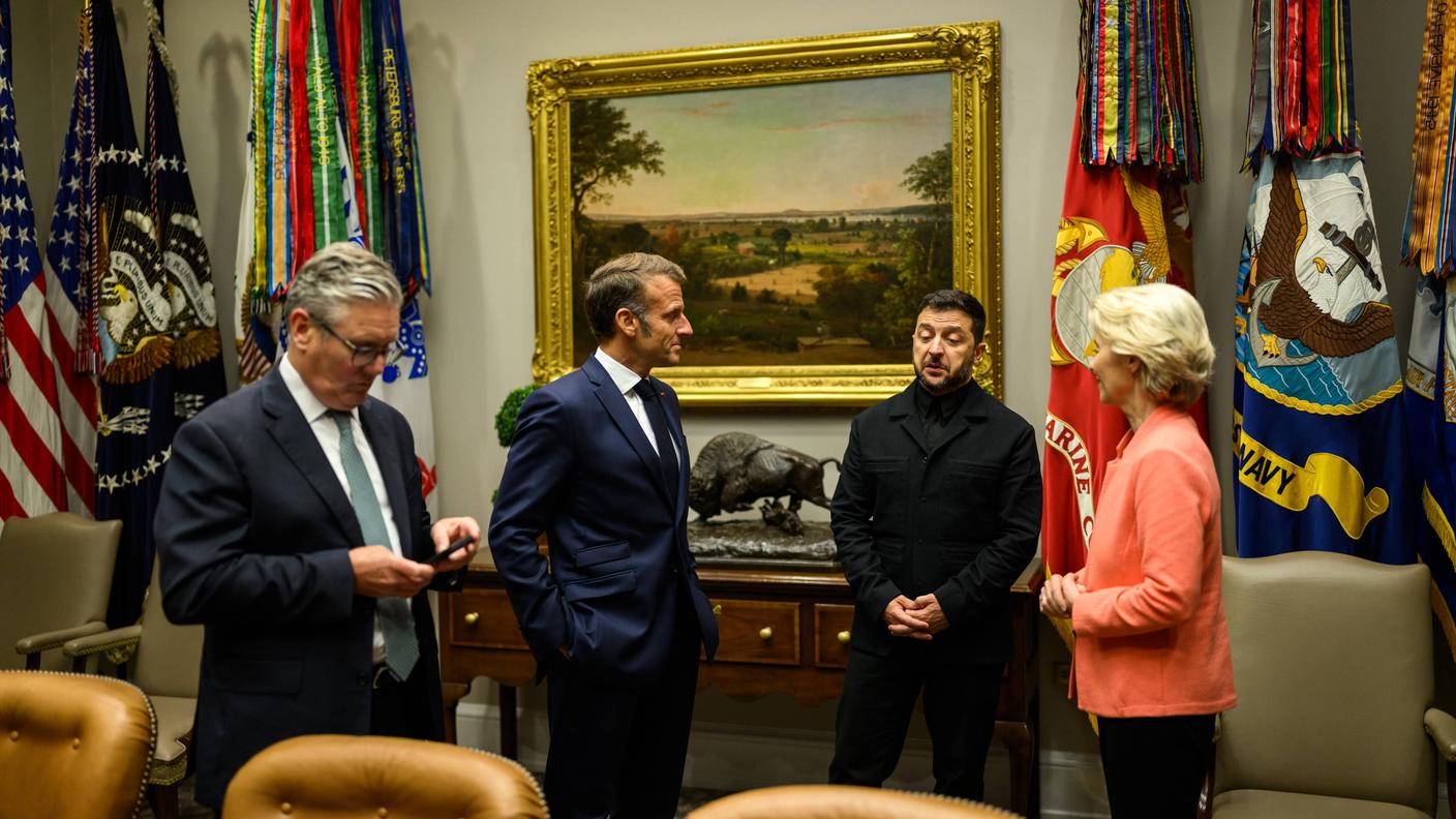 Keir Starmer, Emmanuel Macron, Volodymyr Zelenskyy e Ursula von der Leyen attendono che Donald Trump finisca la telefonata con Vladimir Putin