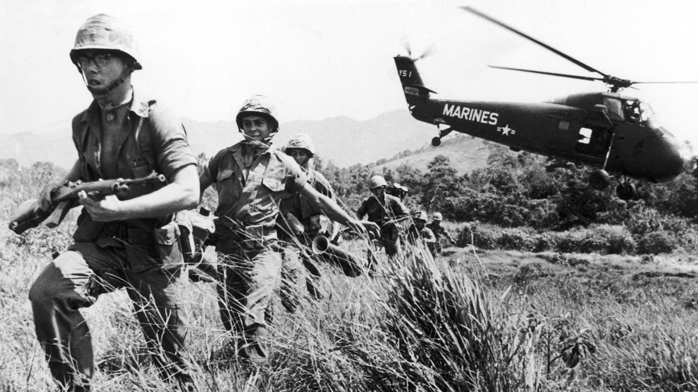 La fanteria dei marine statunitensi si riversa in un villaggio vietcong vicino a Da Nang, in Vietnam (1965)