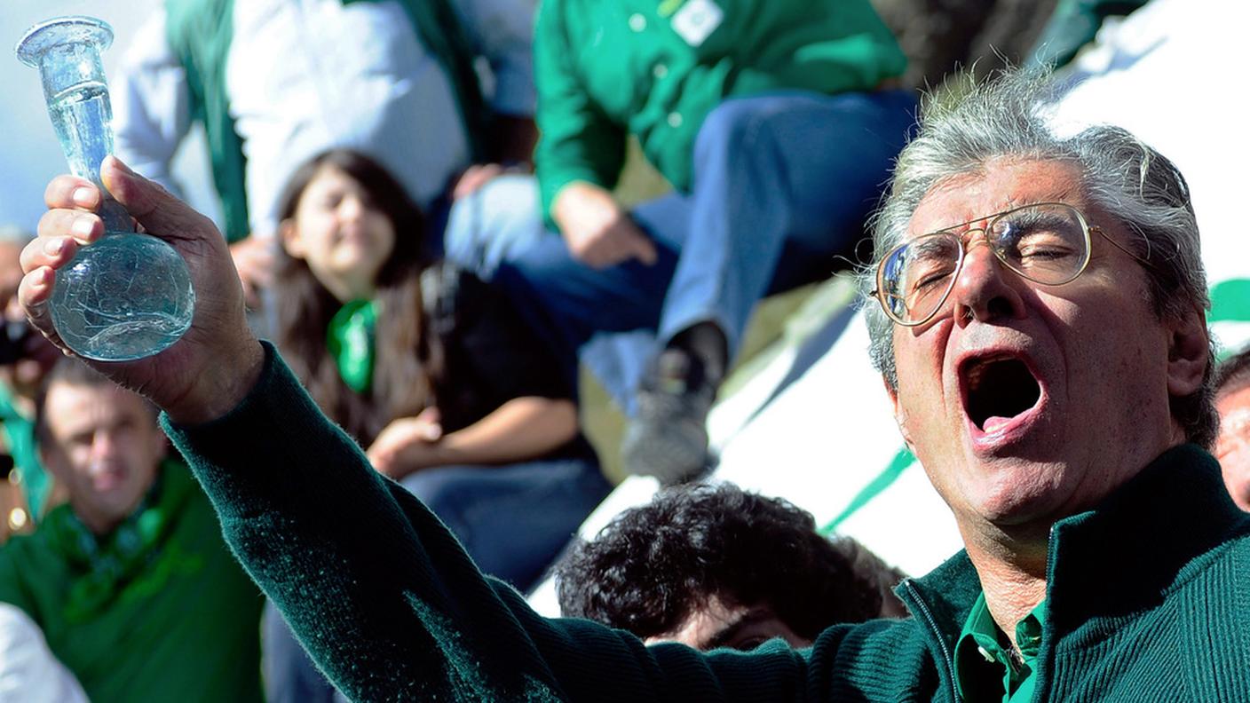 Umberto Bossi, ex leader della Lega Nord italiana, durante la cerimonia della sorgente del po' a Monviso. Il "Va' pensiero" di Verdi è stato adottato da questo partito come proprio coro identificativo e svolge una funzione ideologica e secessionista (Foto del 10/09/2010). 
