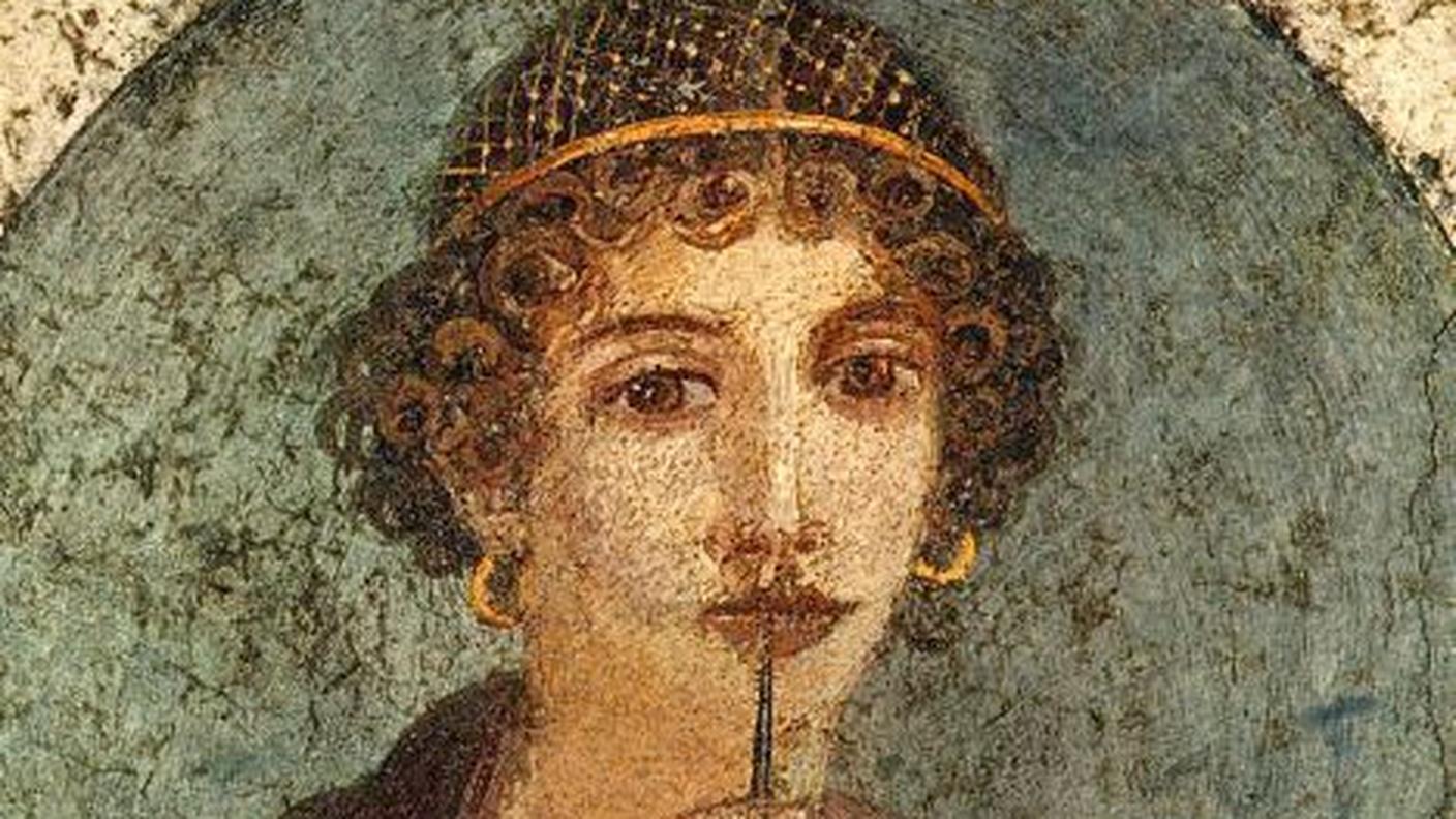 Donna con tavolette cerate e stilo. Affresco romano, del 50 circa, da Pompeii. Ritrae in realtà una fanciulla dell'alta società pompeiana, riccamente agghindata con una retina d'oro sui capelli e grandi orecchini d'oro; essa porta lo stilo alla bocca e tiene in mano le tavolette cerate, notoriamente documenti contabili che dunque nulla hanno a che vedere con la poesia e ancor meno con la famosa scrittrice greca.