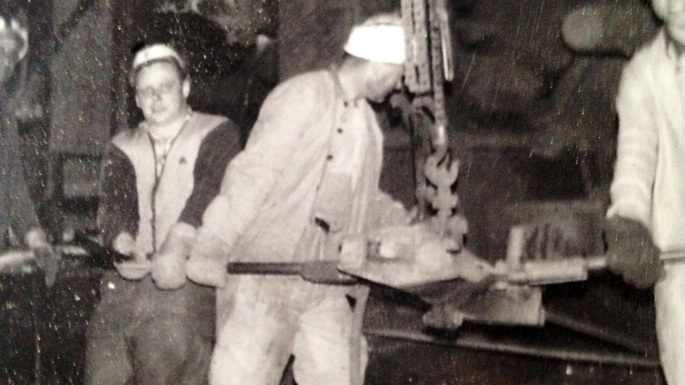 Foto d'epoca, lavoratori nella fonderia