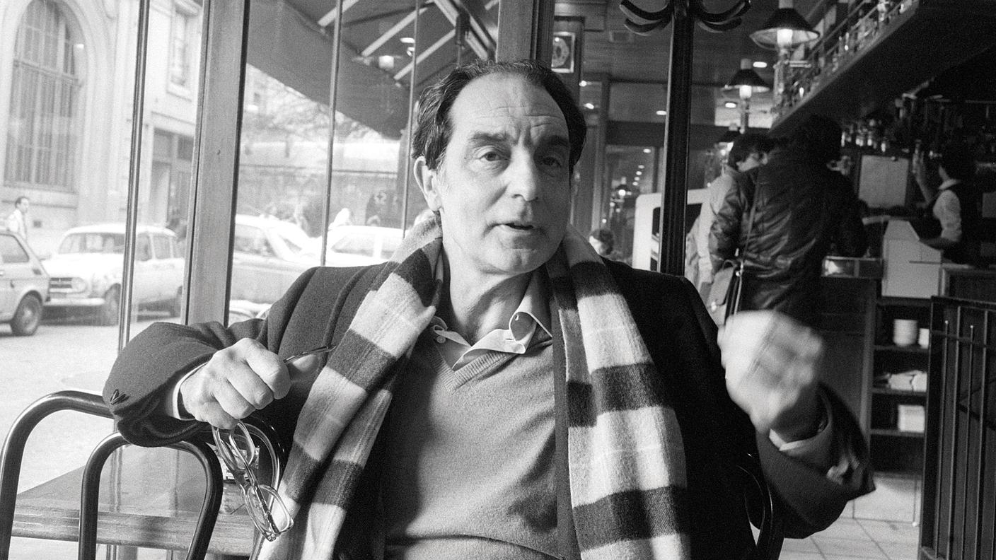 Lo scrittore italiano Italo Calvino (1923-1985)