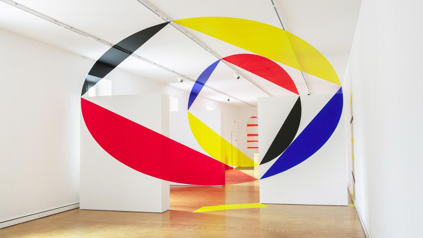 Nero giallo blu e rosso per l’ellisse e il cerchio, Mendrisio, 2026 
Pittura acrilica e pellicola vinilica 