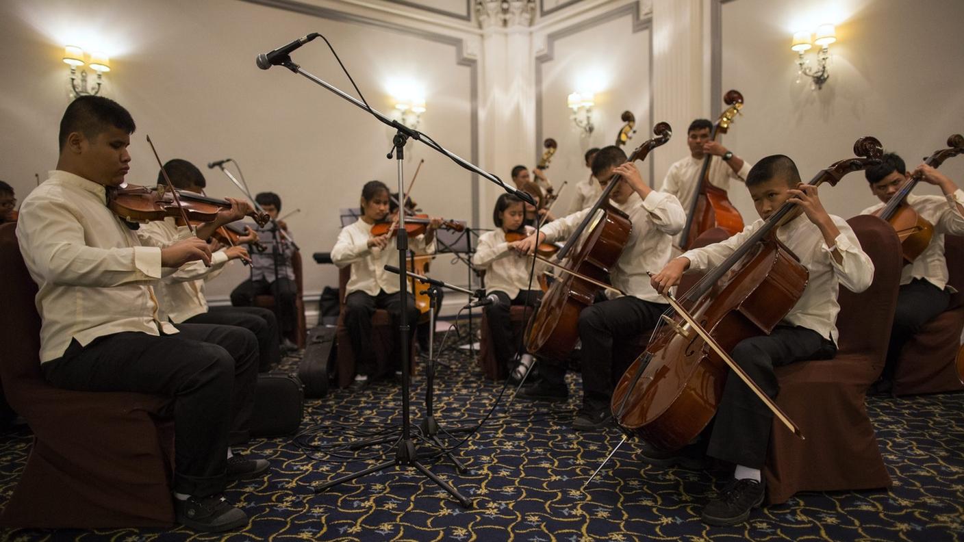 I membri della Thai Blind Orchestra si esibiscono durante un evento di beneficenza del Rotary Cub a sostegno di progetti di aiuto per i non vedenti presso un hotel di Bangkok, Thailandia, il 17 maggio 2016.
