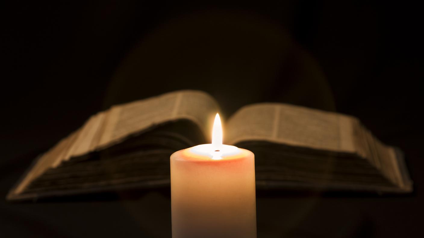 Candela - Attrezzatura per illuminazione, Libro, Scuro, Bibbia, Pregare