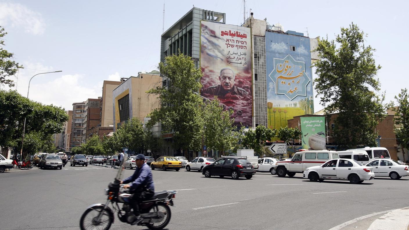 Un manifesto a Teheran ritrae Netanyahu con i baffi di Hitler, 12 maggio 2024