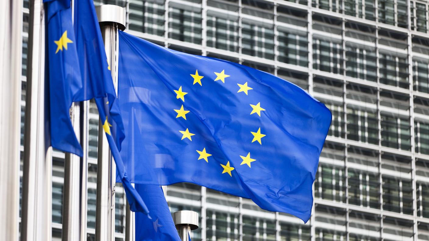 Bandiera dell'Unione Europea sventola di fronte alla sede della Commissione a Bruxelles, Belgio, 2011