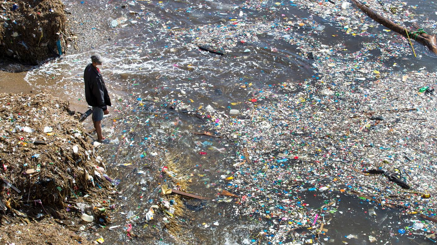  L'umanità produce circa 450 miliardi di chili di plastica all'anno.