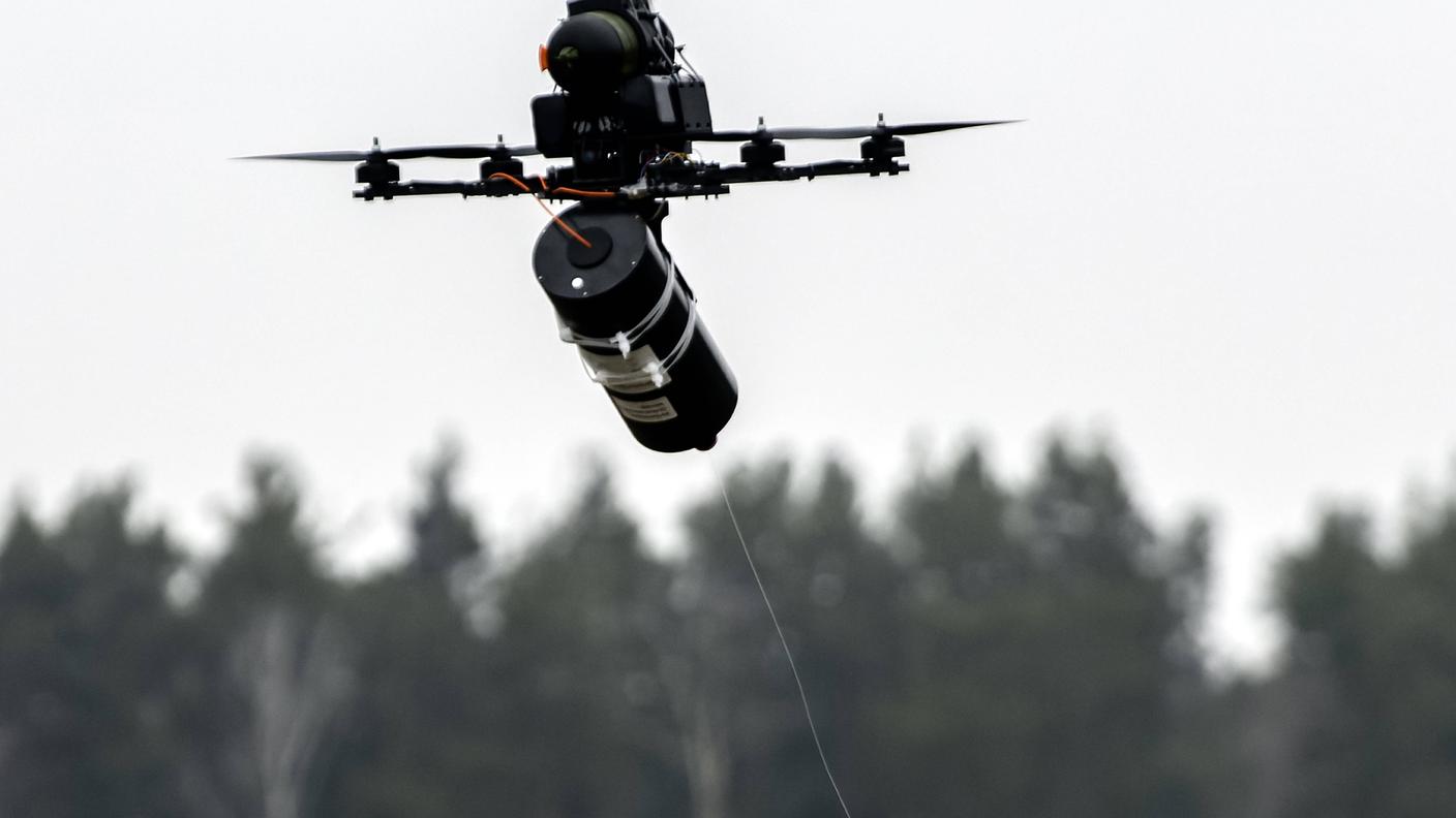 Un drone ucraino collegato a un cavo in fibra ottica 