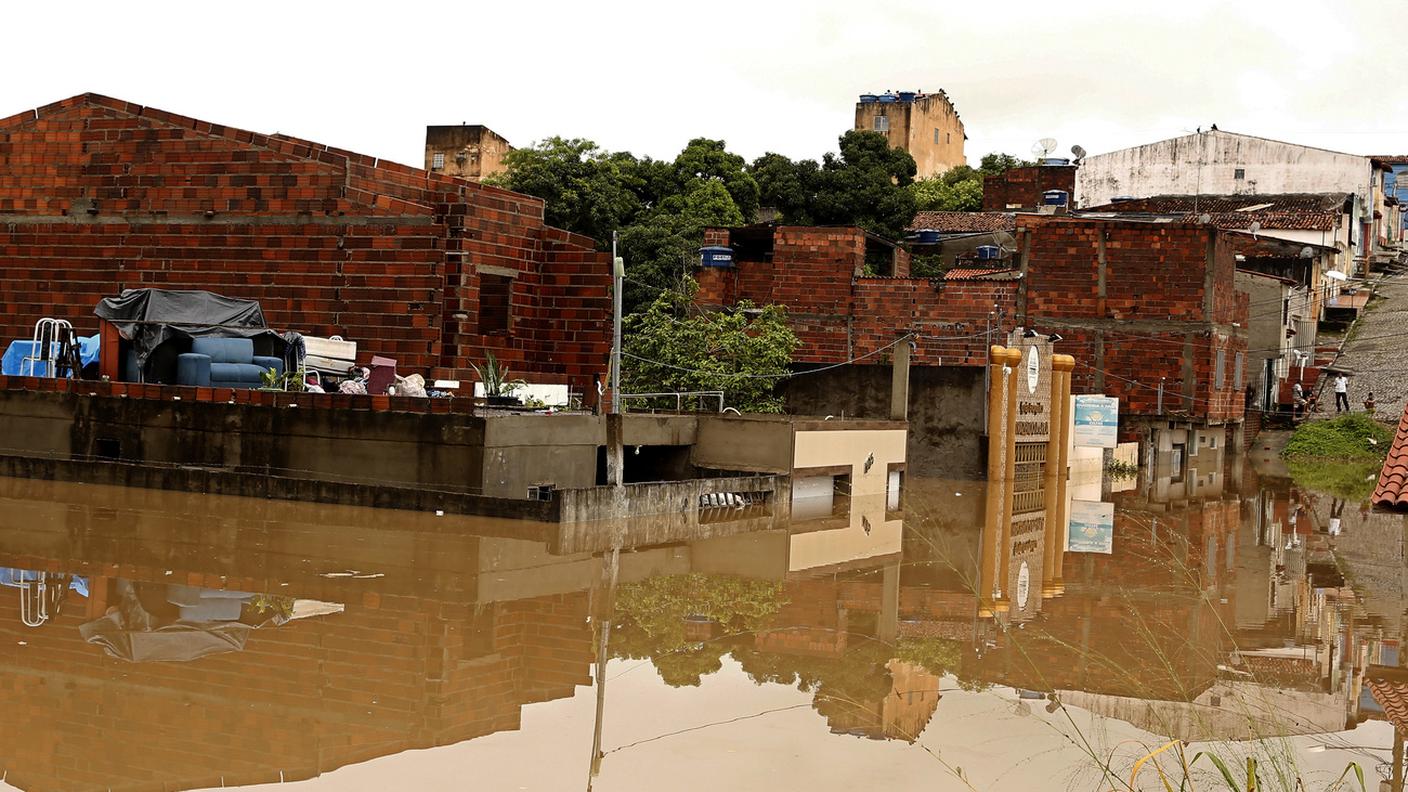 Alcune case durante le gravi esondazioni in Bahia, Brasile