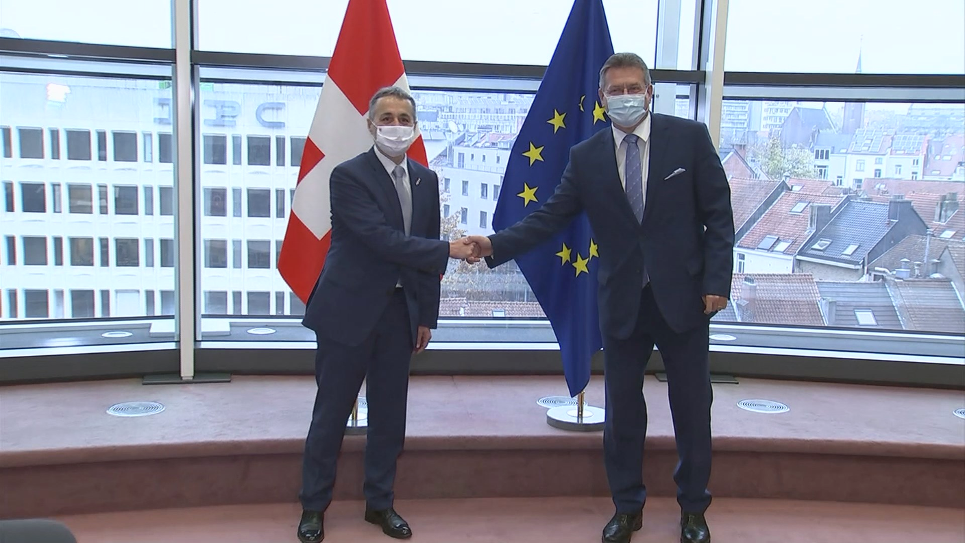 La stretta di mano tra Cassis e Šefčovič