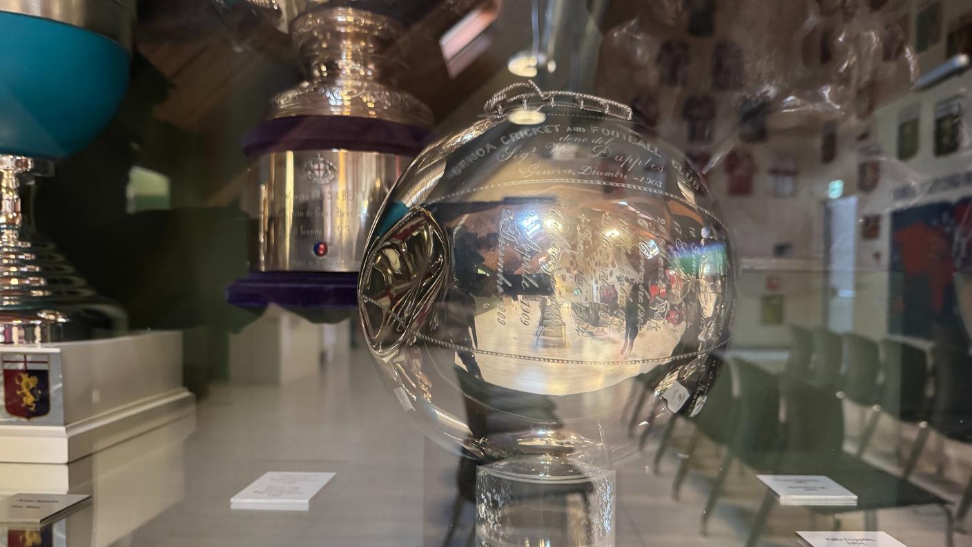 La Palla Dapples. Il trofeo in argento fu realizzato a proprie spese dallo svizzero Henri Dapples, uno dei primi giocatori del Genoa e primo vincitore del campionato italiano. I suoi zii materni Jean De Fernex, Charles De Fernex e Eugène De Fernex furono tra i pionieri del calcio a Torino