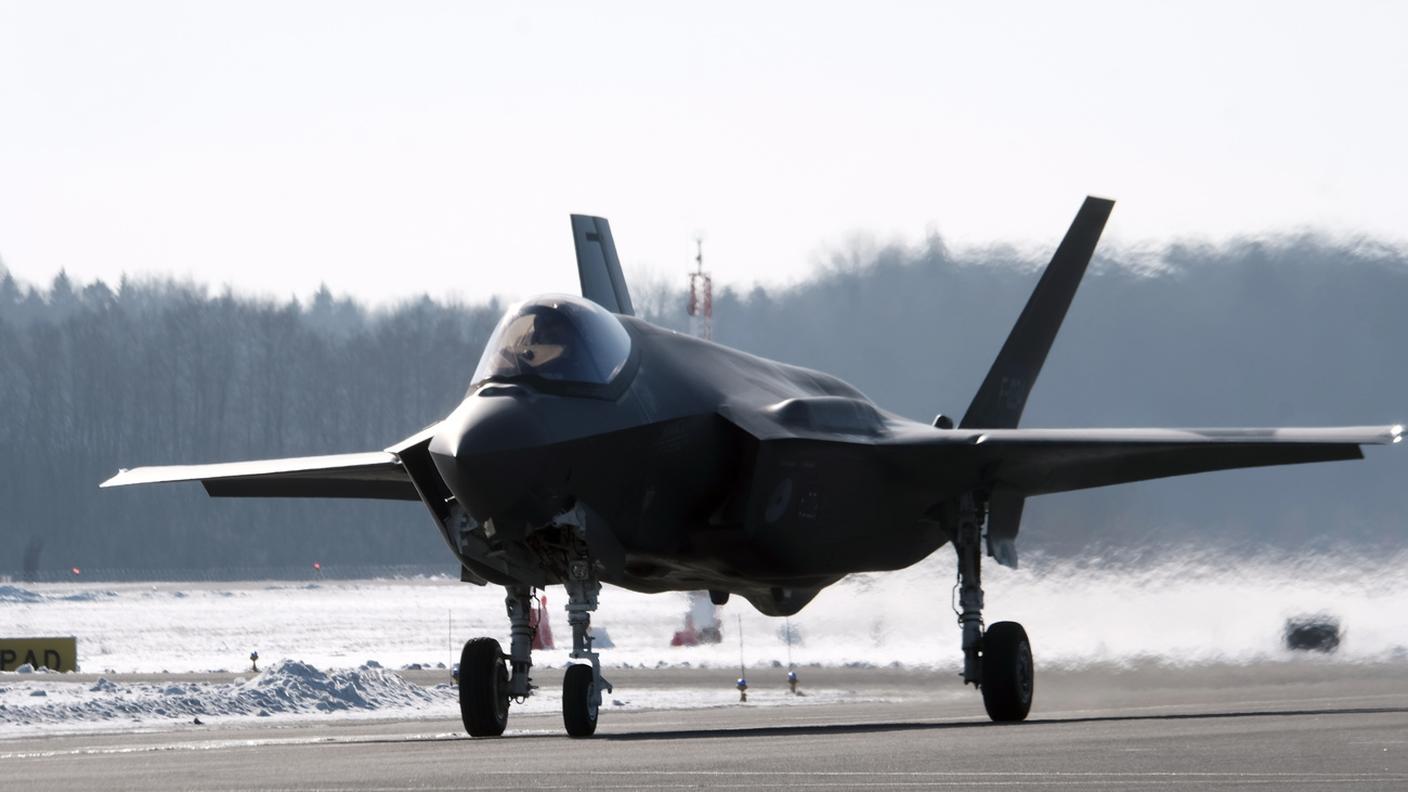 Un F-35 olandese nella base lettone di Lielvarde