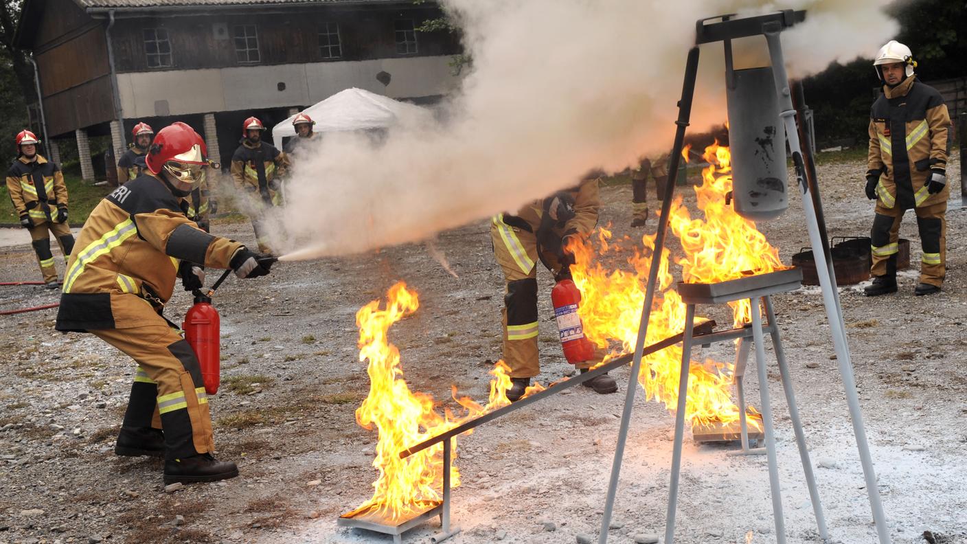 Esercizio di spegnimento fuoco con estintore
