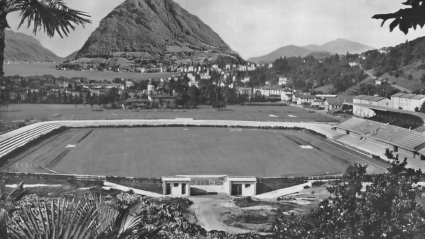 Veduta dello Stadio comunale di Cornaredo e del Monte San Salvatore a Lugano, 1950-1960 ca. - Ditta G. Mayr