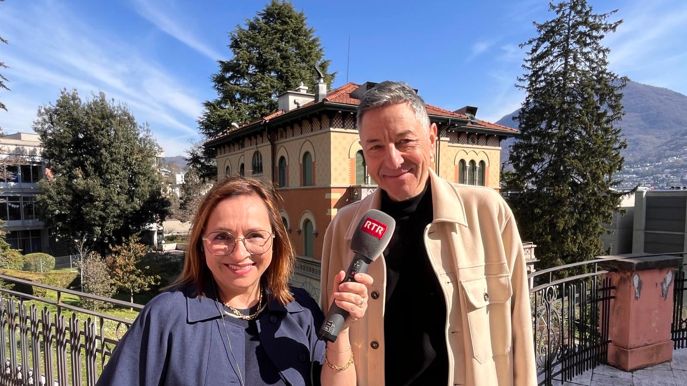 Gaby Degonda con Adriano Bazzocco, storico e autore del libro Spalloni e Bricolle. Storia sociale del contrabbando al confine tra Italia e Svizzera 1861-1939