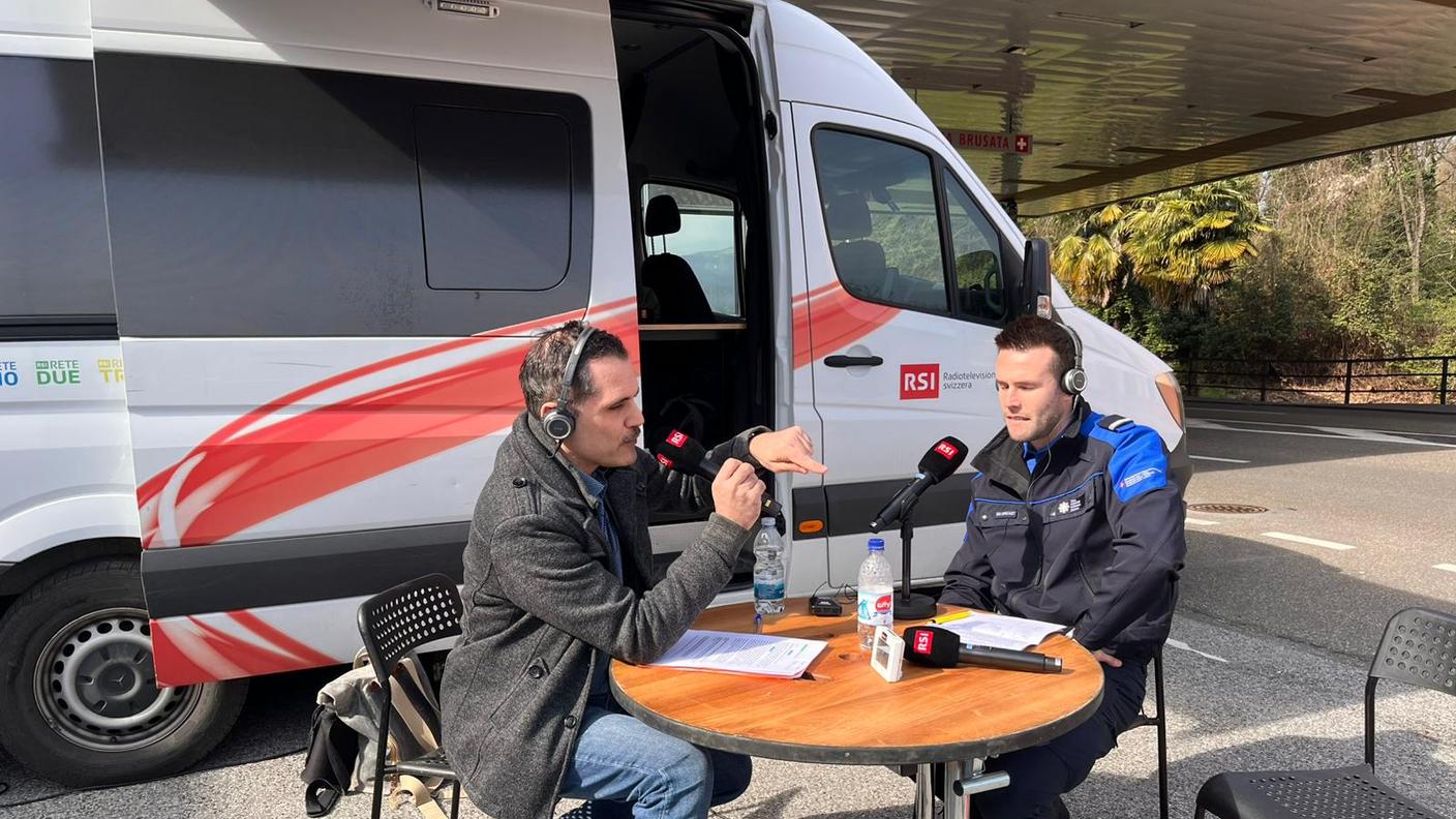 Davide Gagliardi con Alessandro De Lorenzi, capo delle operazioni per la Dogana Sud, ospite di Rete Uno
