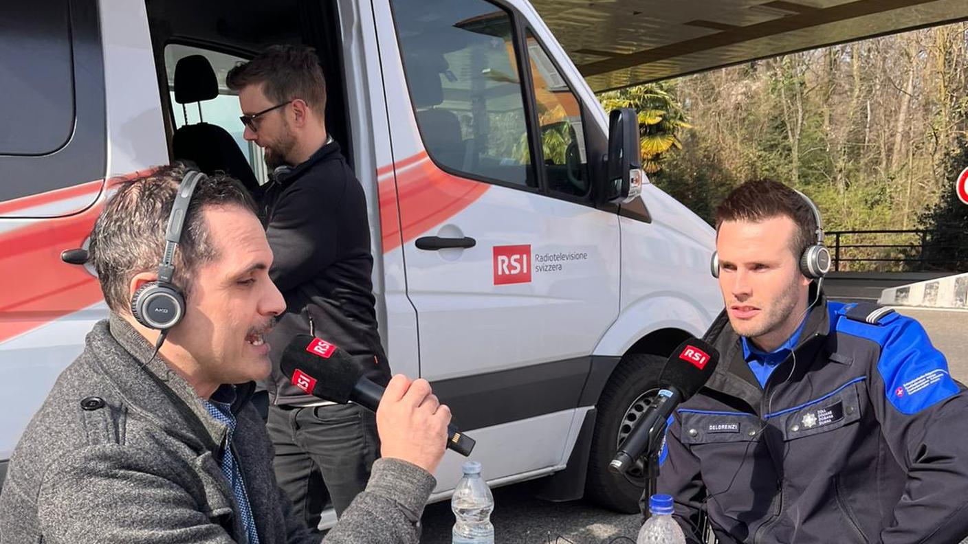Davide Gagliardi con Alessandro De Lorenzi, capo delle operazioni per la Dogana Sud, ospite di Rete Uno