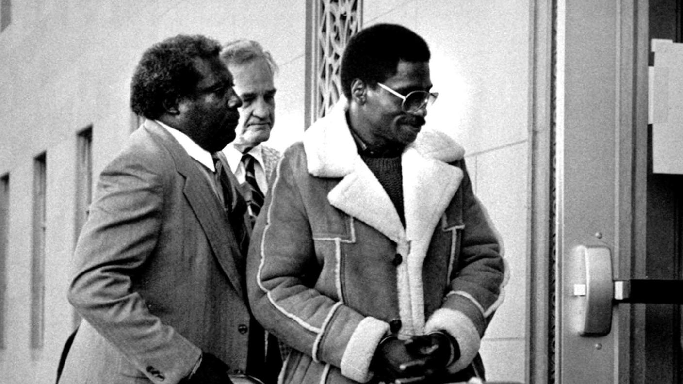 Rubin "Hurricane" Carter viene scortato all'interno della Corte Federale nel New Jersey (1985)