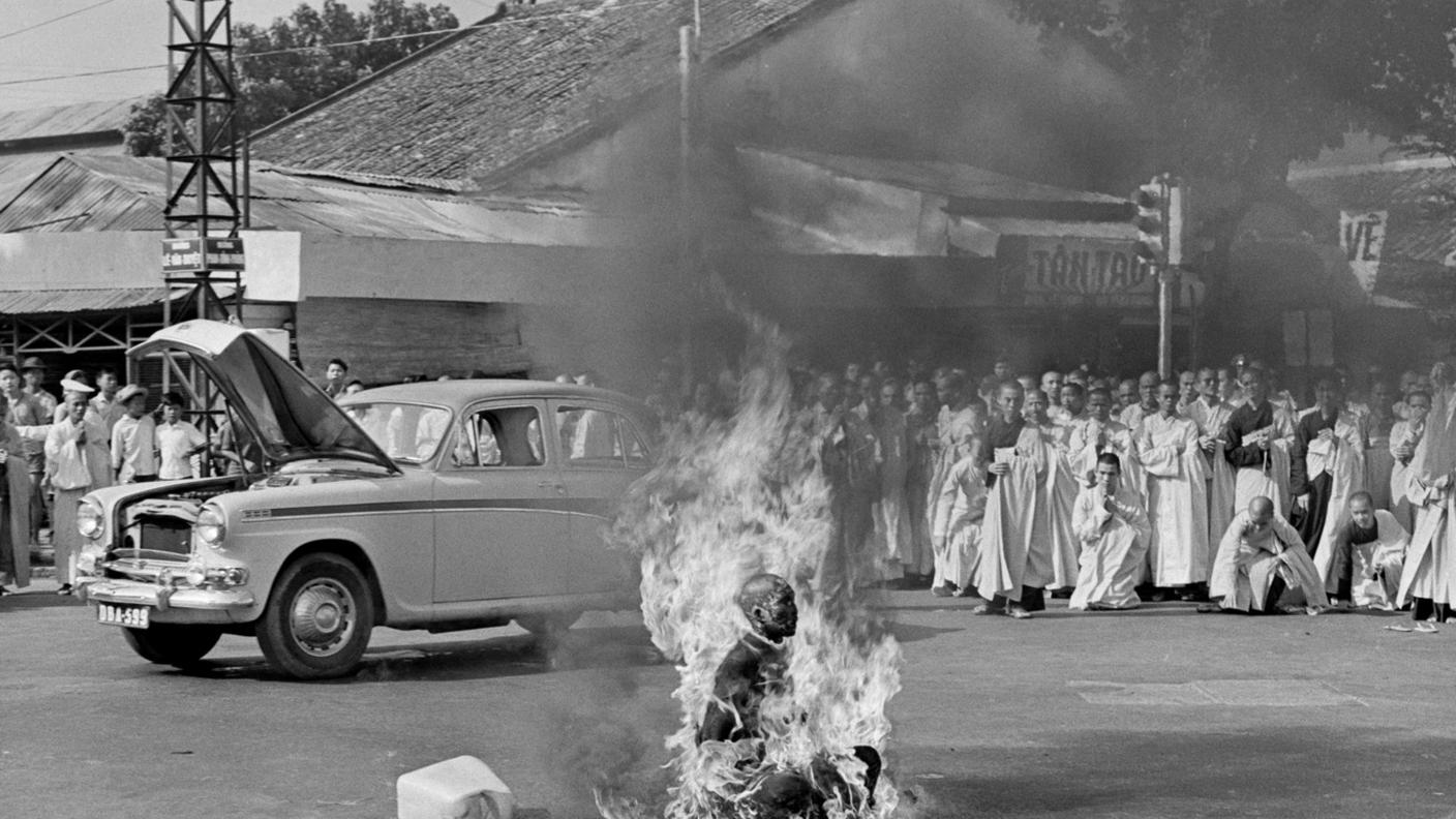 Thich Quang Duc, monaco buddista, si dà fuoco in una strada di Saigon l'11 giugno 1963 per protestare contro la presunta persecuzione dei buddisti da parte del governo sudvietnamita. (Foto AP/Malcolm Browne)