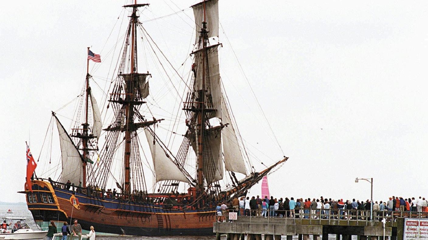 Una copia dell'Endeavour di Cook nelle acque di St. Simons Island, in Georgia