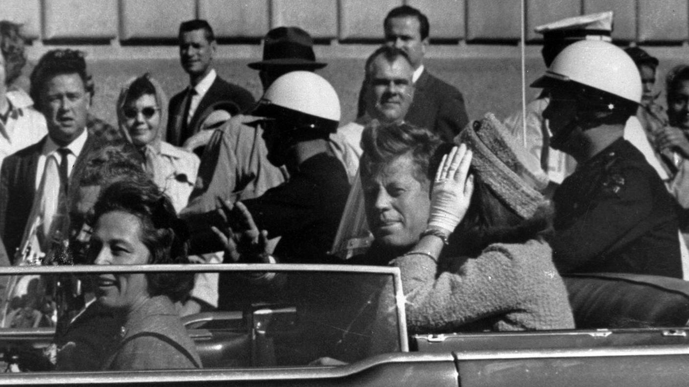 Kennedy pochi minuti prima di essere ucciso, a Dallas nel 1963