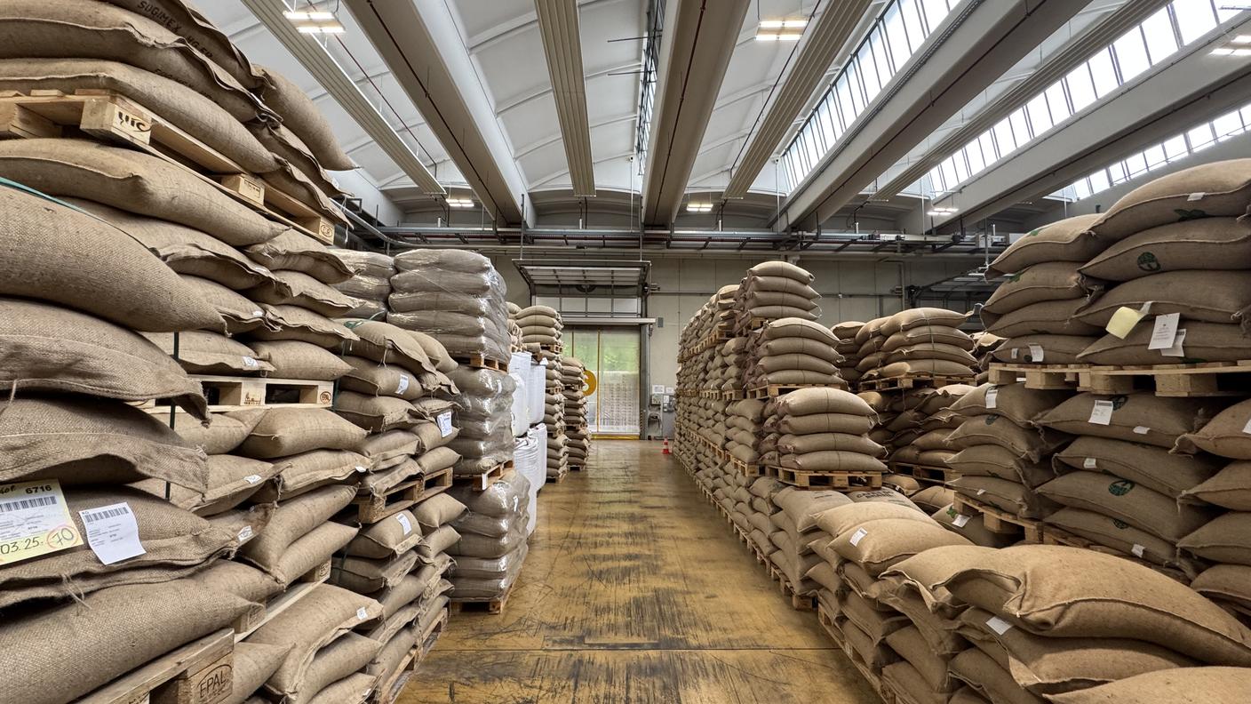 Il magazzino della Chicco d'Oro con i chicchi di caffé pronti per la tostarura