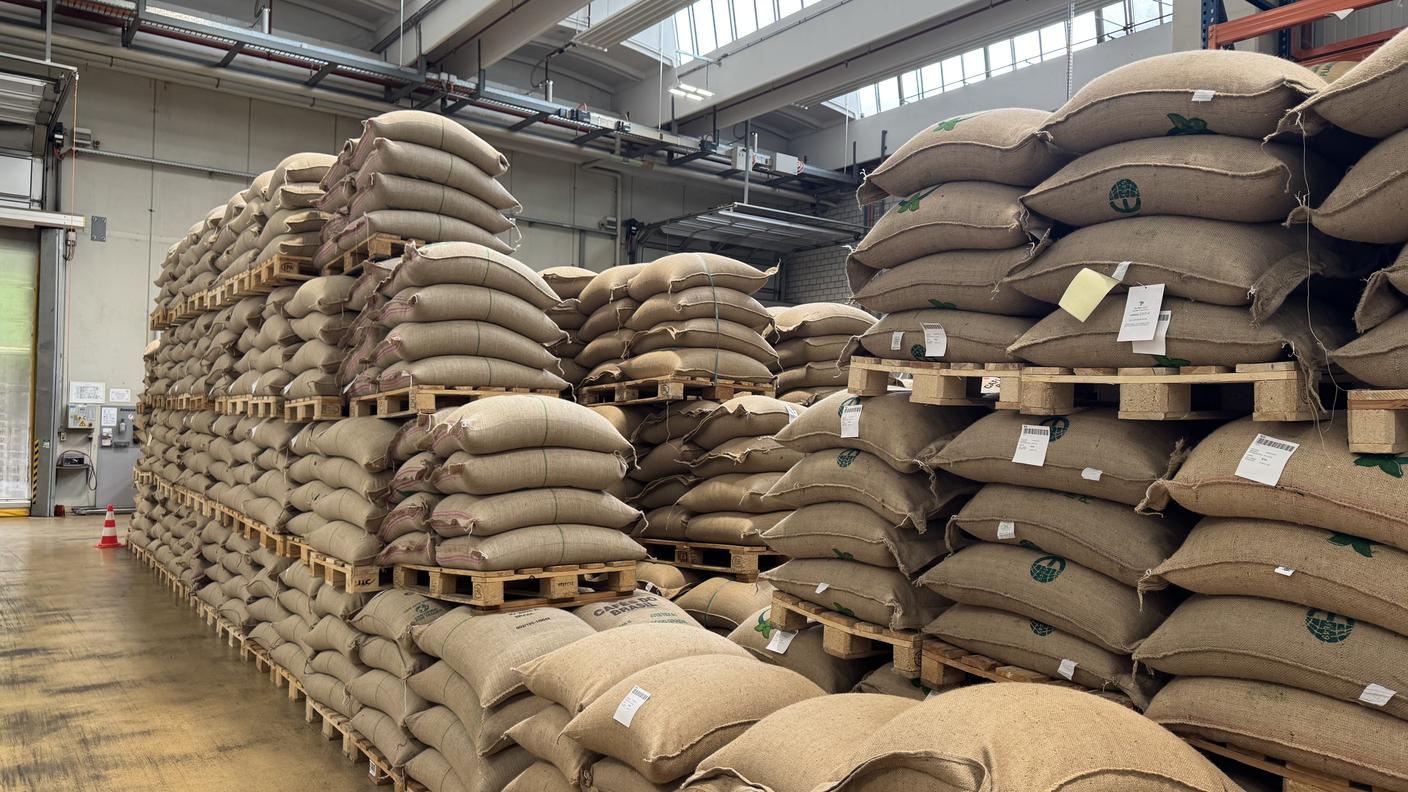 Il magazzino della Chicco d'Oro con i chicchi di caffé pronti per la tostarura