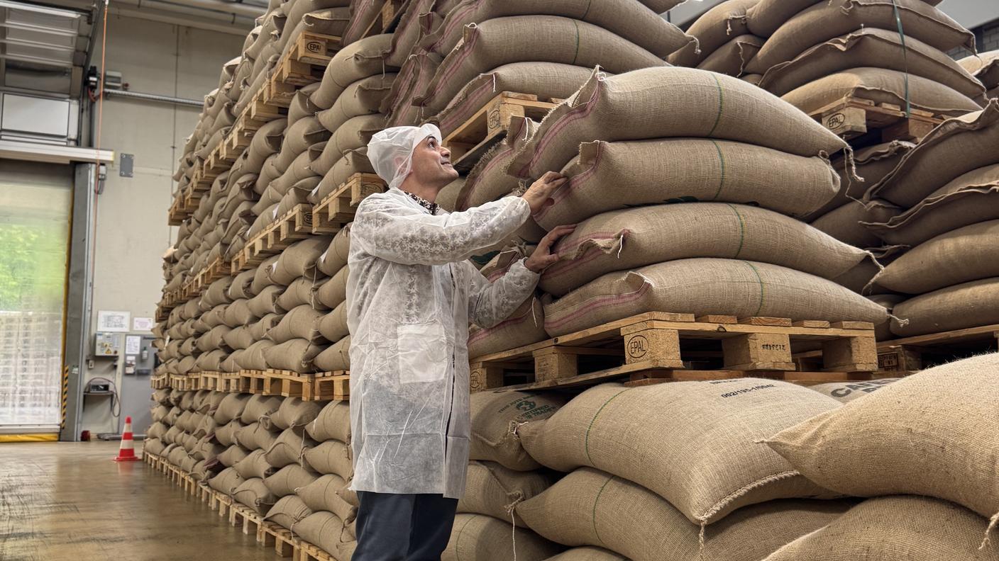 Il magazzino della Chicco d'Oro con i chicchi di caffé pronti per la tostarura