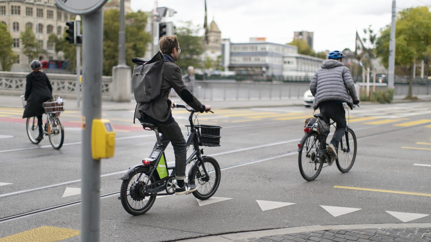 Una bicicletta elettrica sul Limmatquai a Zurigo
