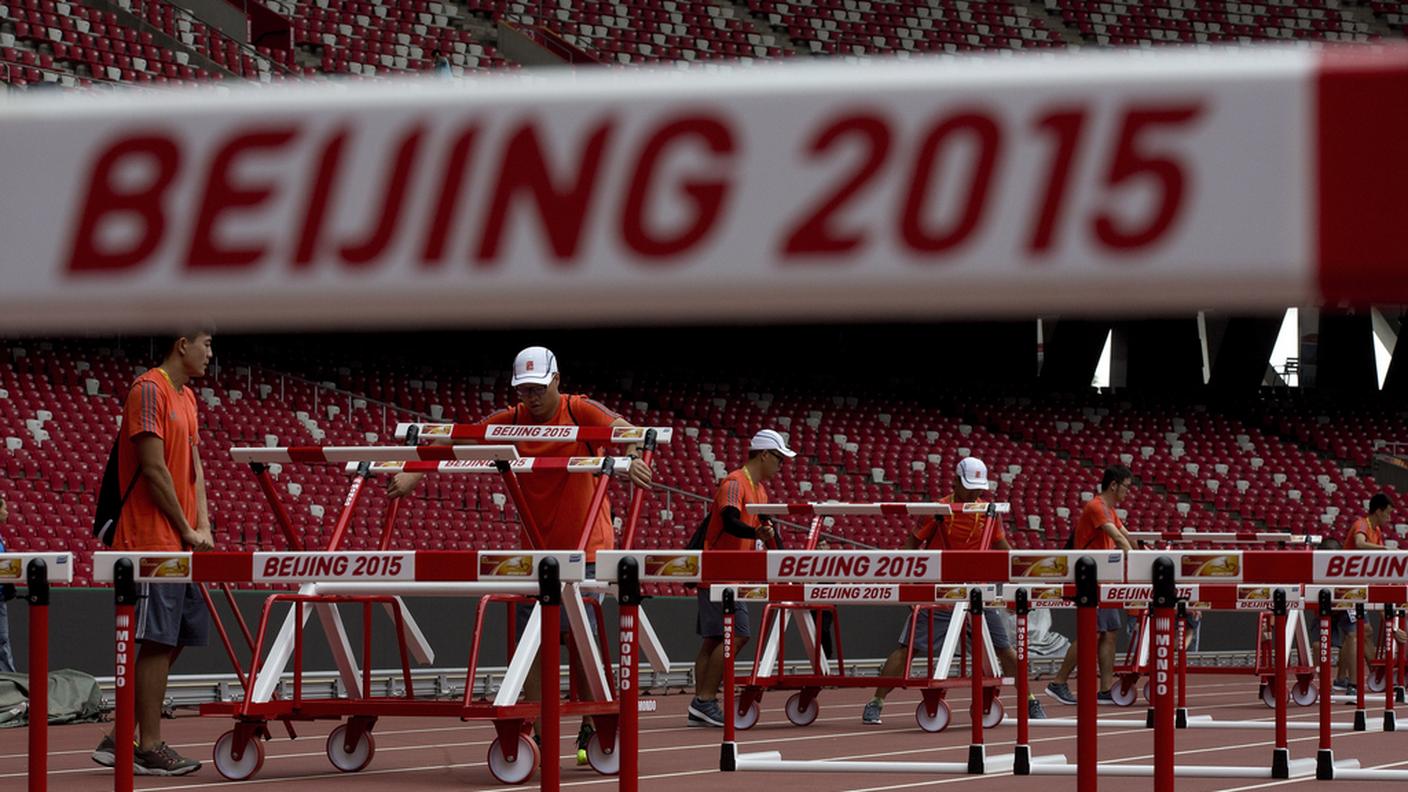 Gli addetti terminano i preparativi della pista
