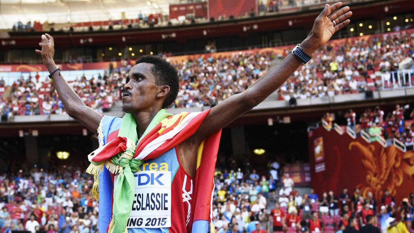 Braccia al cielo per l'eritreo