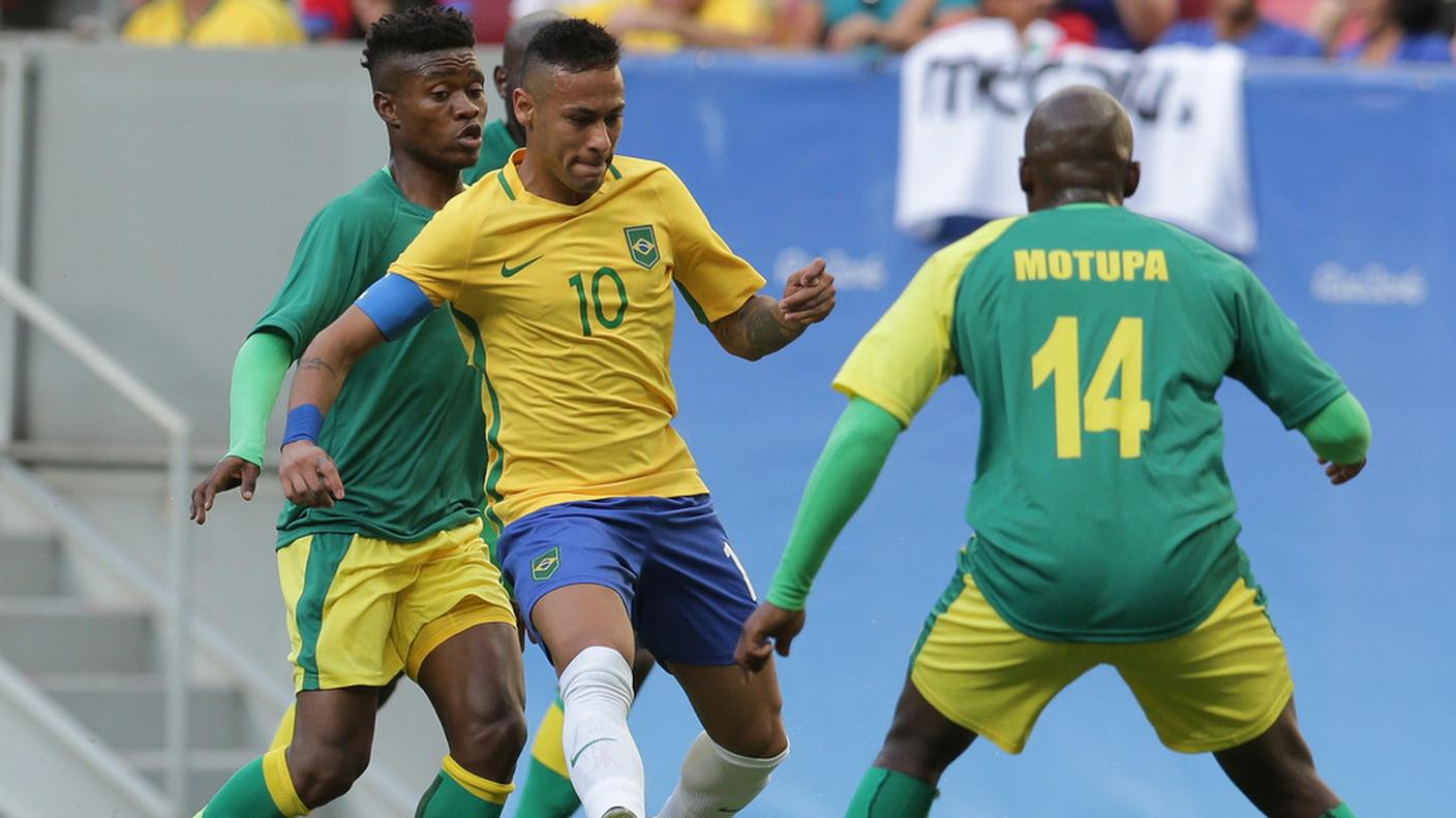 Neymar in mezzo a due avversari