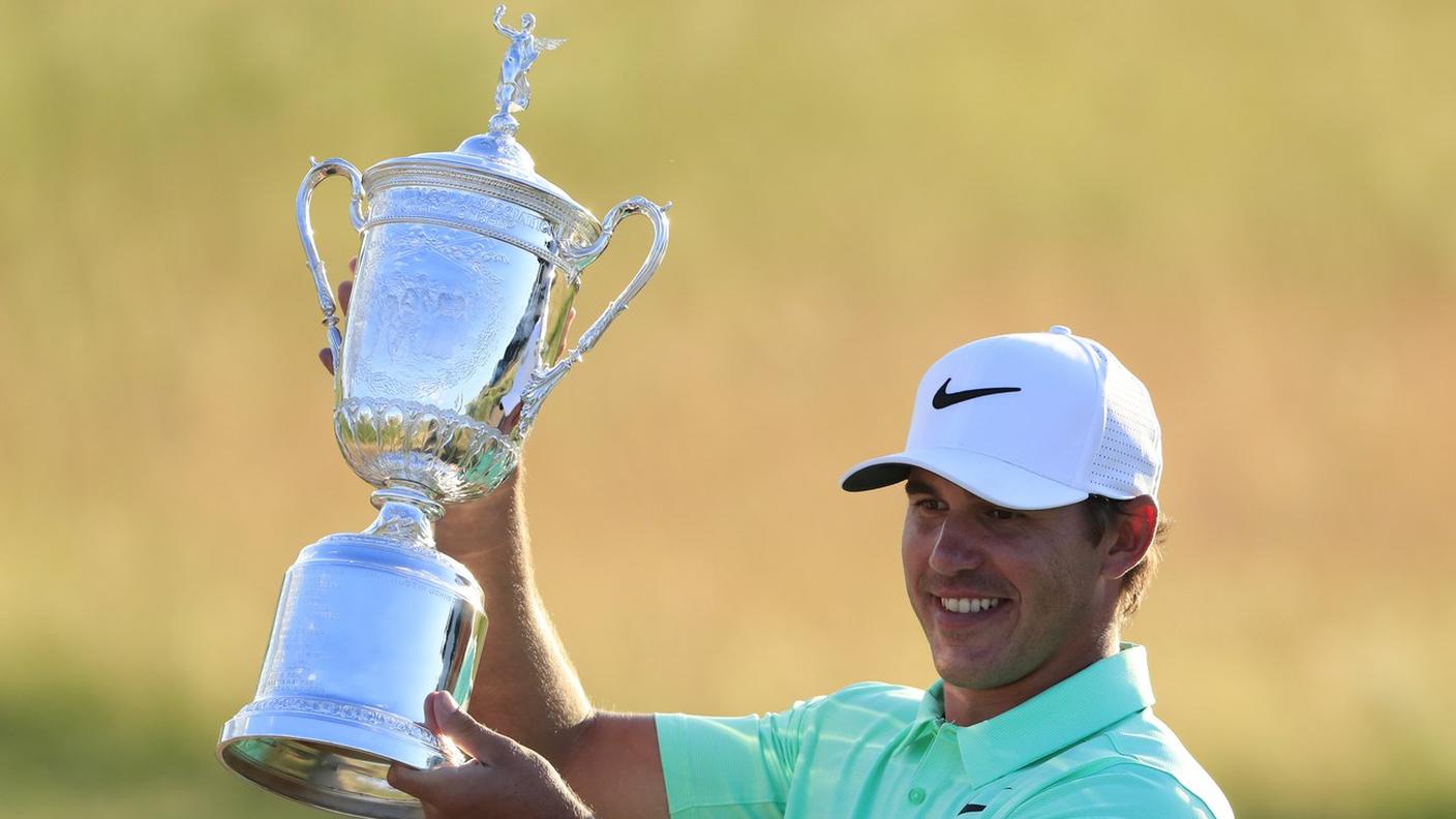 Alzato al cielo l'ambito trofeo