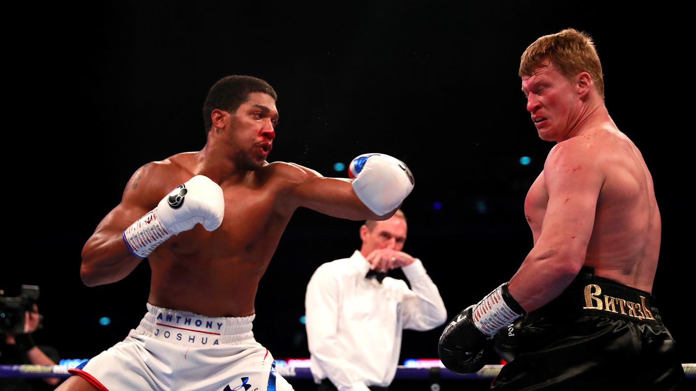 Detentore delle cinture WBA, IBF, WBO e IBO.