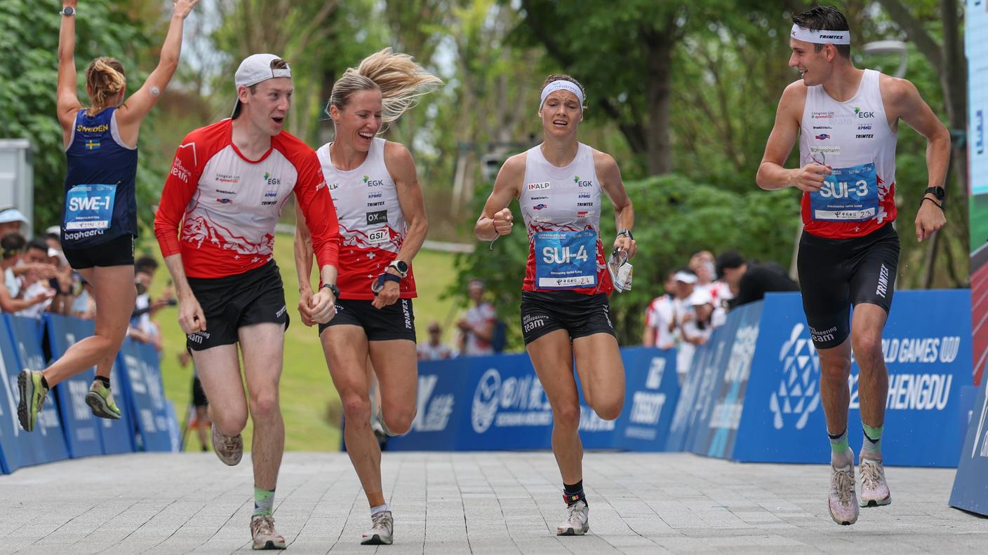 L'arrivo trionfale di Simona Aebersold accompagnata dagli altri elementi della squadra rossocrociata