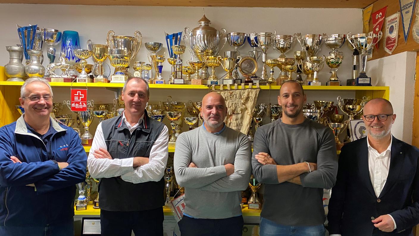 Al centro insieme alla dirigenza