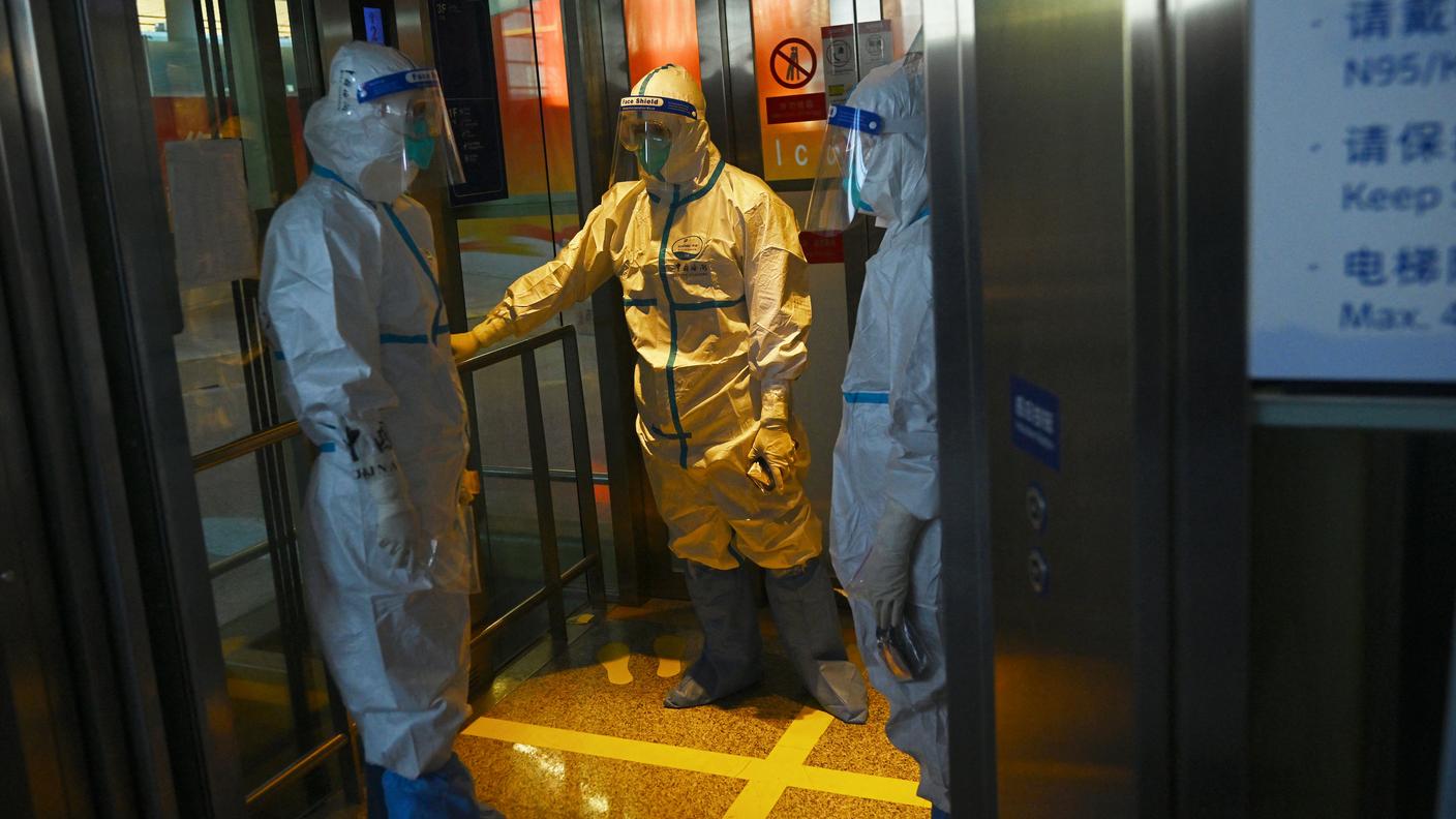 Il personale dell'aeroporto bardato