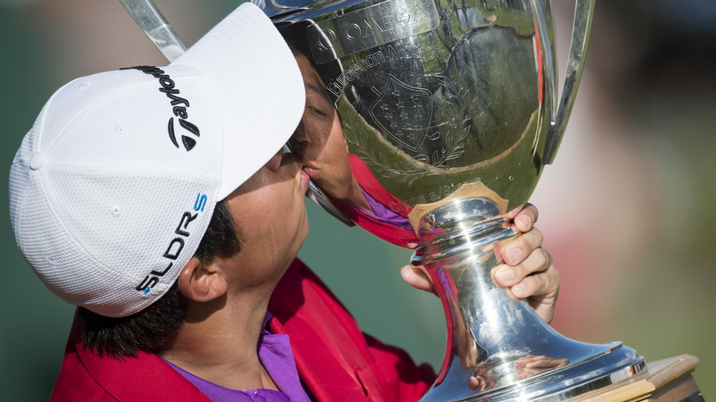 Il bacio al trofeo