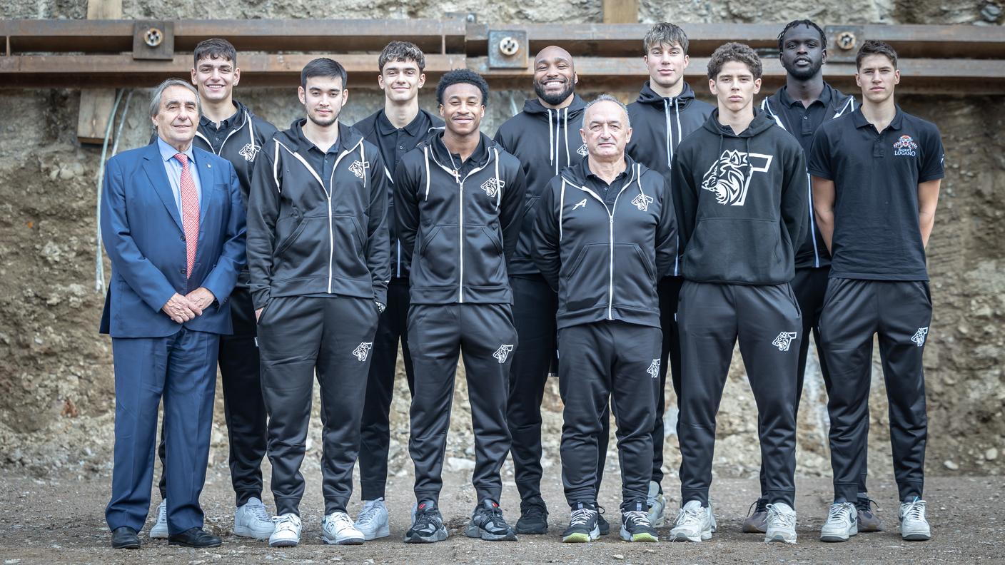 La squadra davanti al cantiere della nuova casa