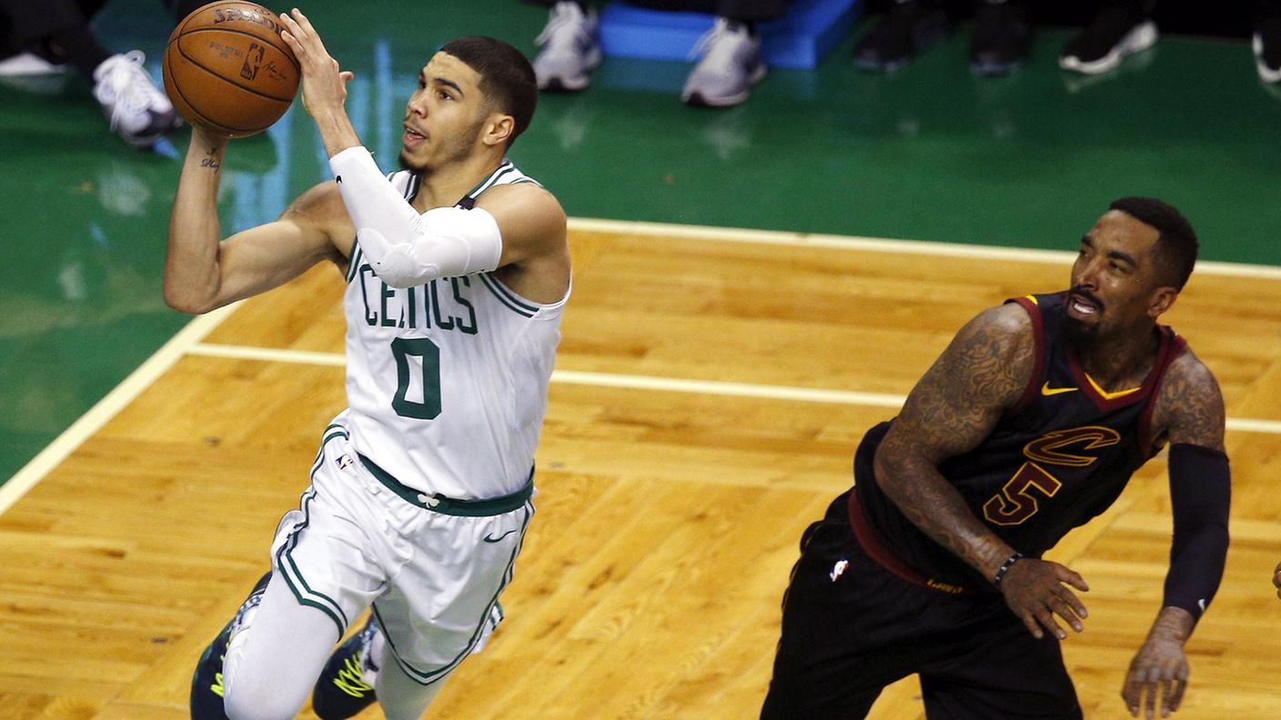 Jason Tatum vola, JR Smith sta a guardare
