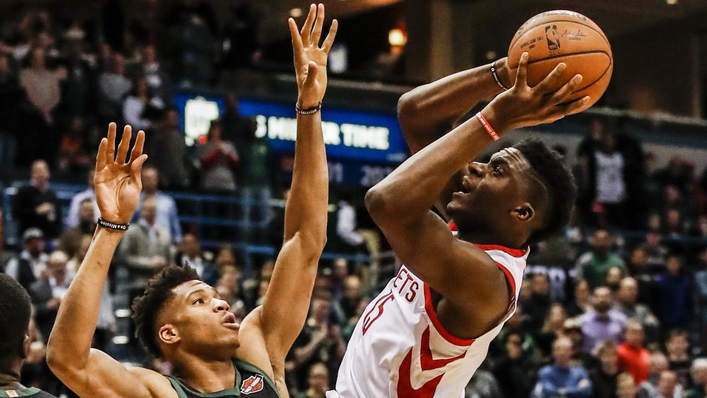 Clint Capela (al tiro) è atteso dalla stagione della consacrazione